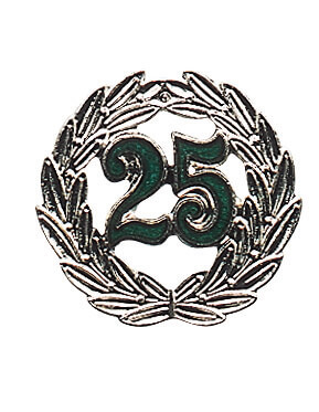 Abzeichen versilbert mit Jubiläumskranz und grüner Zahl 25 Versilbertes Jubiläumsabzeichen in Kranzform mit silberfarbenem Lorbeerkranz und grüner Zahl 25 in der Mitte