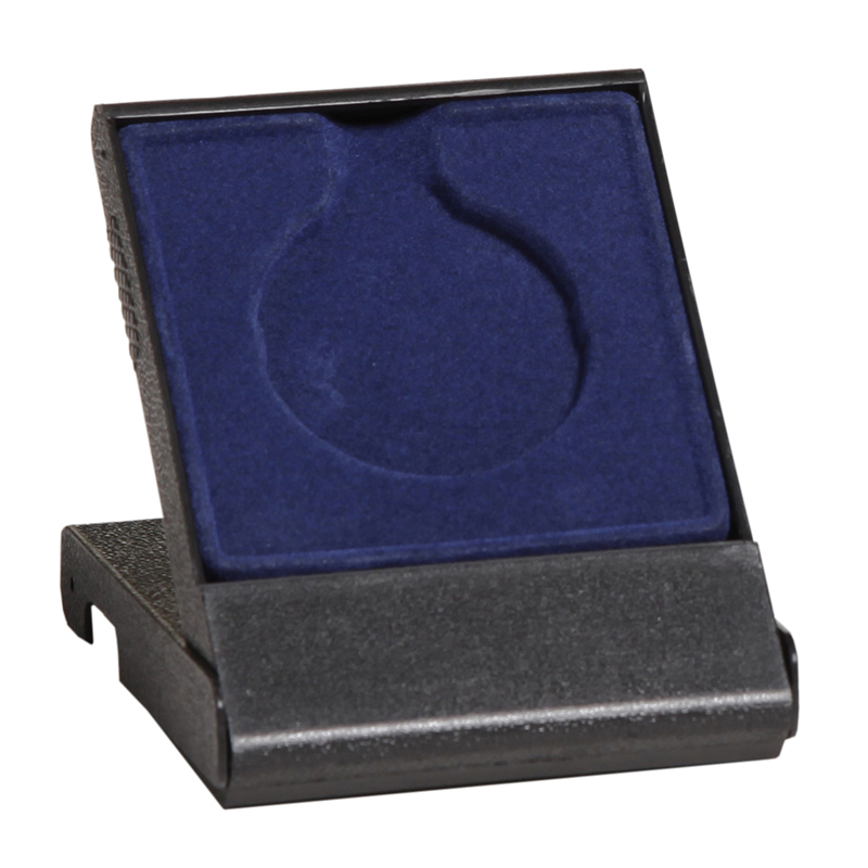 Etui Blau für Medaillen mit blauer Einlage Geöffnetes Etui Blau für Medaillen mit schwarzem Außenetui und blauer Einlage mit runder Aussparung zur Aufnahme einer Medaille.