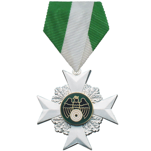 Adlerorden mit grün-weißem Banddreieck und Adler-Auflage Adlerorden in versilberter Optik mit sternförmigem Kreuz, mittiger Adler-Auflage, Öse und Ring sowie grün-weißem Banddreieck mit Sicherheitsnadel.