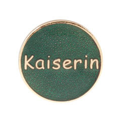 Abzeichen vergoldet mit Sicherheitsnadel Kaiserin, rund mit grünem Hintergrund Rundes vergoldetes Abzeichen mit grünem Hintergrund und Schriftzug „Kaiserin“, mit Sicherheitsnadel zur Befestigung