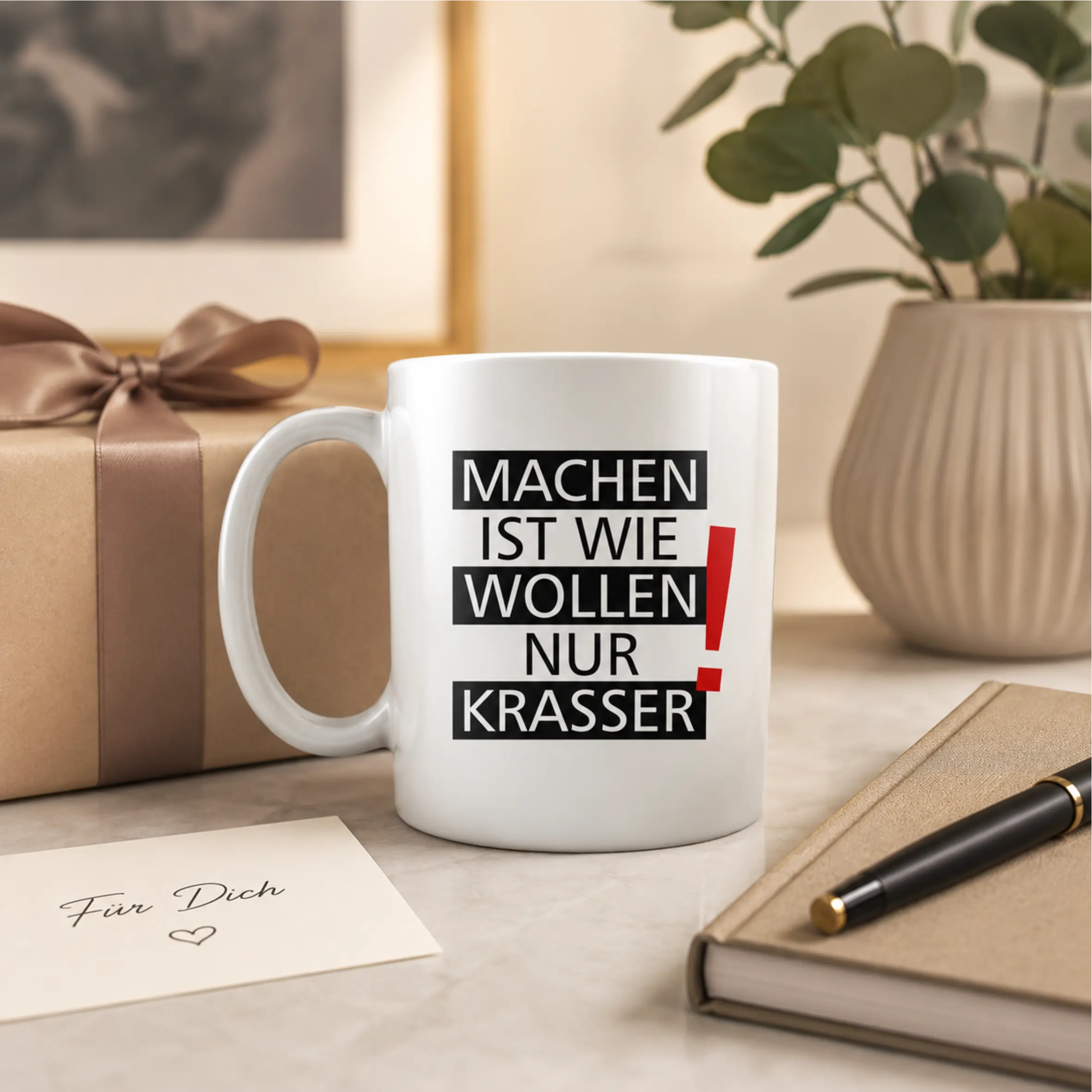Tasse "Machen ist wie wollen nur krasser!" mit typografischem Spruch Weiße Keramiktasse mit C-förmigem Henkel und dem aufgedruckten Spruch „Machen ist wie wollen nur krasser!“ in schwarzer Typografie mit rotem Ausrufezeichen.