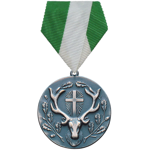 Medaille Sankt Hubertus in Altsilber mit grün-weißem Band Medaille Sankt Hubertus in Altsilber mit Öse und Ring, rund mit Hirschkopf, Geweih, Kreuzschild und Eichenzweigen, an grün-weißem Banddreieck mit Sicherheitsnadel