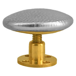 Schraubknopf versilbert mit gekörnter Oberfläche Versilberter Schraubknopf mit runder, leicht gewölbter und gekörnter Oberfläche sowie goldenem Gewindestift mit rundem Gegenstück zum Einnähen