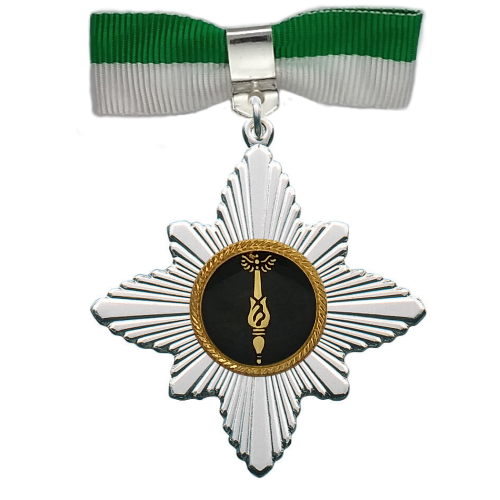 Pfänderorden Zepter mit grün-weißer Stoffschleife, versilberter Orden mit schwarzer und goldfarbener Zepter-Auflage Pfänderorden „Zepter“ von EinzigArt als versilberter, sternförmiger Orden mit Öse und Ring, schwarzer Rundauflage mit goldfarbenem Zepter-Motiv sowie grün-weißer Stoffschleife mit Sicherheitsnadel