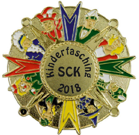 Karnevalsabzeichen Gold Karnevalstruppe mit buntem Karnevalsmotiv und Aufdruck Karnevalsabzeichen Gold „Karnevalstruppe“ als runder Metall-Pin in Goldoptik mit bunten Karnevalsmotiven und mittigem Aufdruck „kinderfasching SCK 2018“