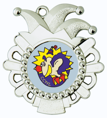 Medaille Silber mit Narrenkappe und individuellem Emblem Versilberte Medaille mit Narrenkappe, durchbrochenem Rand und rundem Emblem in der Mitte; silberfarbene Karnevalsmedaille aus Metall mit Aufhängung.