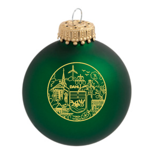 Dahl Weihnachtskugel aus grünem Glas mit goldenem Stadtmotiv Grüne Dahl Weihnachtskugel aus Glas mit goldfarbenem Aufdruck eines runden Stadtmotivs und goldener Aufhängungskappe.