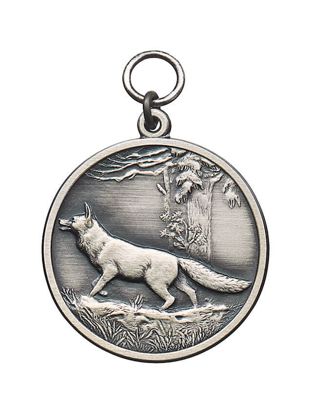 Medaille altsilber mit Öse und Ring, rund mit Fuchs-Motiv Runde Medaille in Altsilber mit Öse und Ring, geprägt mit einem Fuchs in der Natur vor Baum und Vegetation.
