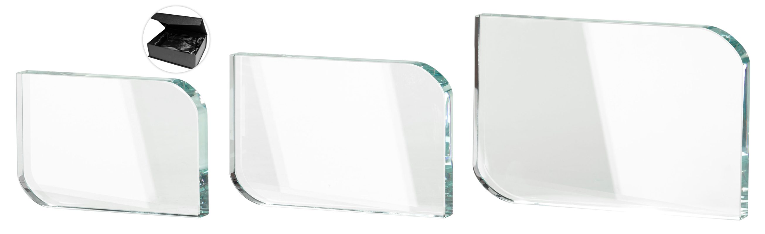 Glasständer rechteckig ohne Sockel mit abgerundeten Ecken und Lasergravur Drei rechteckige Glasständer ohne Sockel in verschiedenen Größen, mit transparenter Glasoptik und zwei abgerundeten Ecken, geeignet für individuelle Lasergravur; oben links kleine Abbildung der schwarzen Geschenkbox