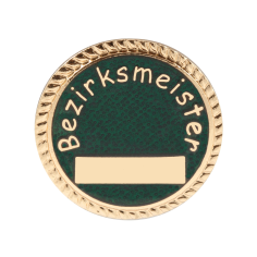 Abzeichen versilbert mit langer Nadel, rundes Vereinsabzeichen Bezirksmeister mit grünem Hintergrund Rundes Vereinsabzeichen „Bezirksmeister“ mit grünem Hintergrund, umlaufender Schrift und rechteckigem Gravurfeld im unteren Bereich, Ausführung Abzeichen versilbert mit langer Nadel