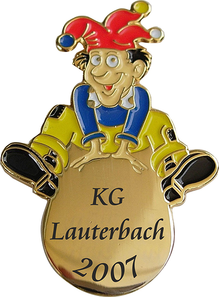 Karnevalsabzeichen Gold Harlekin mit Druckfläche Karnevalsabzeichen in Goldoptik mit lachendem Harlekin in roter, blauer und gelber Kleidung auf ovaler Druckfläche, bedruckt mit KG Lauterbach 2001