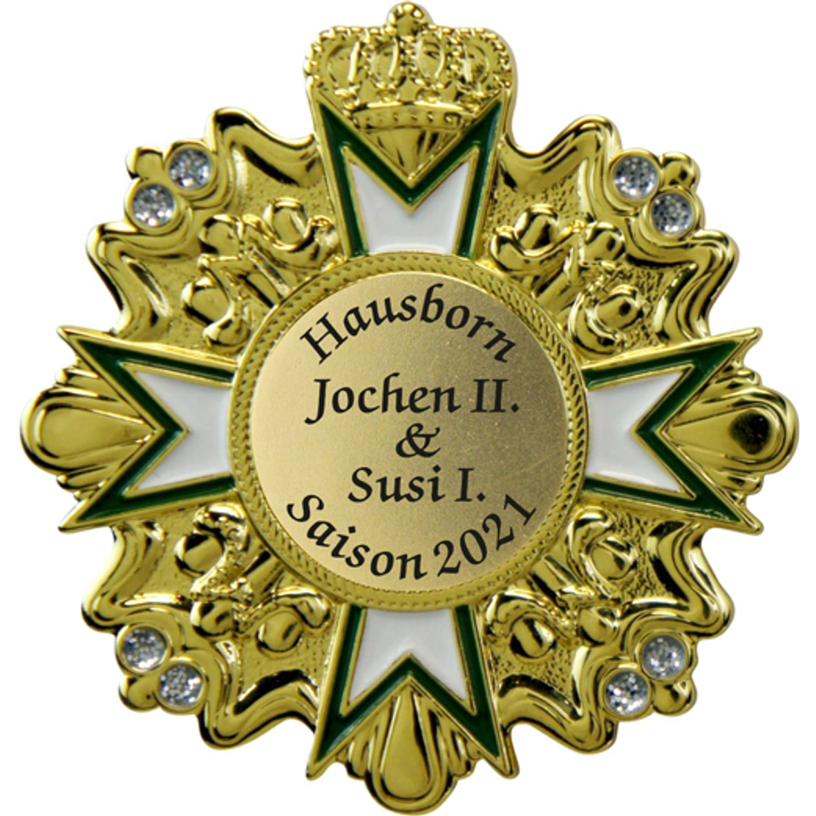 Karnevalspin Stern mit Krone und Ornamenten in Grün-Weiß – Vorderansicht mit Beschriftung Goldfarbener Karnevalspin mit grün-weißem Stern, Krone, geschwungenen Ornamenten und klaren Schmucksteinen. Vorderansicht mit rundem Mittelfeld und der Aufschrift „Hausborn Jochen II. & Susi I. Saison 2021“., Karnevalsorden, goldfarben, Kronenmotiv, Stras