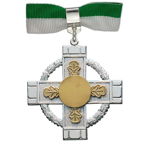 Orden mit Goldauflage, silbernes Kreuz mit goldenem Mittelteil und grün-weißer Stoffschleife Orden mit Goldauflage in Form eines silbernen Kreuzes mit rundem goldenem Mittelteil, Eichenlaub-Auflage und grün-weißer Stoffschleife als Aufhänger