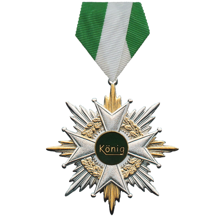 Königsorden mit grün-weißem Band, silbernem Sternkreuz und Auflage König Königsorden als mehrstrahliger, versilberter Orden mit teilweise goldfarbenen Akzenten, grün-schwarzer Rundauflage mit Schriftzug König und grün-weißem Banddreieck zum Aufhängen