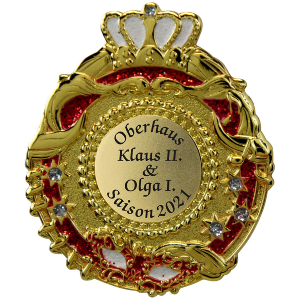Goldfarbener Karnevalspin mit Krone, rundem Ornamentrahmen, rot-weißen Akzenten und funkelnden Sternverzierungen. Im Mittelfeld steht „Oberhaus Klaus II. & Olga I. Saison 2021“., Karnevalsorden, Goldfarben, Rote Emaille, Kronenmotiv, Strasssteine