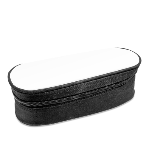 Stiftebox Fußball mit weißer bedruckbarer Oberseite und schwarzem Reißverschluss Ovale Stiftebox Fußball als Reißverschluss-Etui mit weißer bedruckbarer Oberseite und schwarzem Unterteil, geeignet zur Aufbewahrung von Stiften, Brille oder Schminkzeug.
