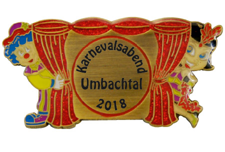 Karnevalsabzeichen Gold Bühne mit Vorhang und Druckfläche Karnevalsabzeichen in Goldoptik mit rotem Vorhang, runder Druckfläche in der Mitte und seitlichen Karnevalsfiguren, bedruckt mit Karnevalsabend Umbachtal 2018
