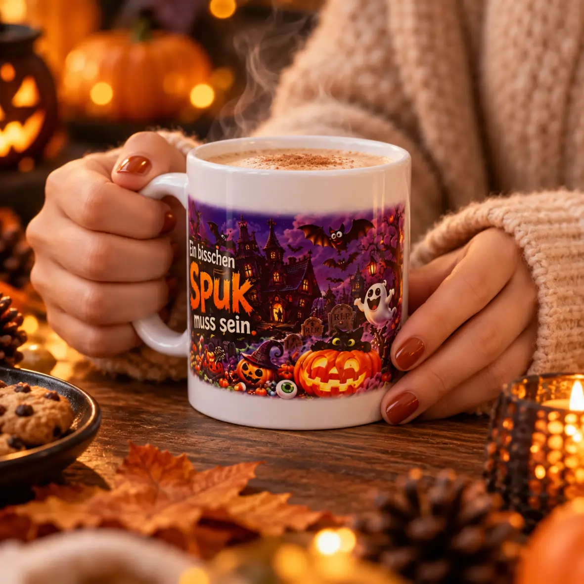 Tasse „Ein bisschen Spuk muss sein“ mit Heißgetränk in herbstlicher Halloween-Dekoration Weiße Tasse „Ein bisschen Spuk muss sein“ mit Kürbissen, Geist, Fledermäusen und Spukhaus auf violettem Hintergrund. Zwei Hände halten die mit einem dampfenden Getränk gefüllte Tasse auf einem herbstlich dekorierten Tisch., Kaffeetasse, Halloween, Mug, Ha