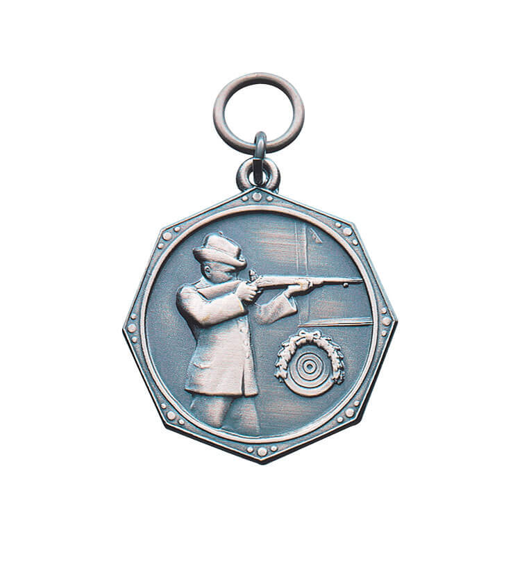 Medaille vergoldet mit Schütze beim Schießen und Zielscheibe Achteckige Medaille vergoldet mit Öse und Ring, geprägt mit einem Schützen beim Schießen und kleiner Zielscheibe mit Eichenlaub.