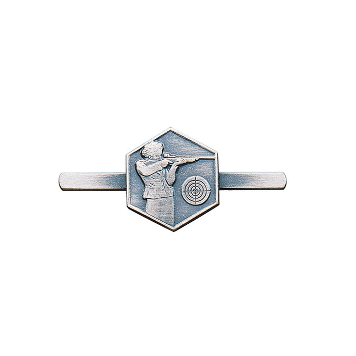 Abzeichen altsilber mit Stegnadel, Schützin als Krawattenschieber Abzeichen in Altsilber als Krawattenschieber mit Stegnadel, mit sechseckigem Emblem und Motiv einer Schützin mit Gewehr neben einer Zielscheibe