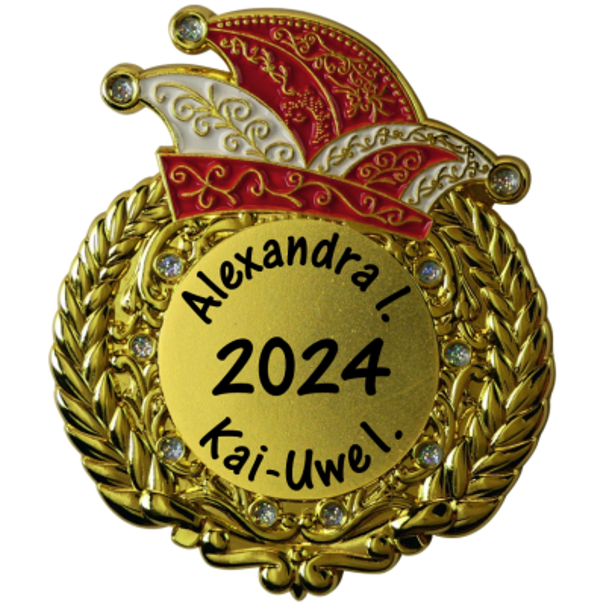 Karnevalspin mit rot-weißer Narrenkappe, goldfarbenen Ornamenten und Zierkranz mit kleinen glitzernden Schmuckelementen. Das runde goldfarbene Mittelfeld trägt den schwarzen Aufdruck „Alexandra I.“, „2024“ und „Kai-Uwe I.“., Karnevalsorden, goldfarben, Na