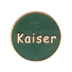 Abzeichen/Auflage Kaiser für den Hofstaat von EinzigArt Rundes Abzeichen/Auflage Kaiser für den Hofstaat von EinzigArt mit grünem Hintergrund, goldfarbenem Rand und Schriftzug „Kaiser“.