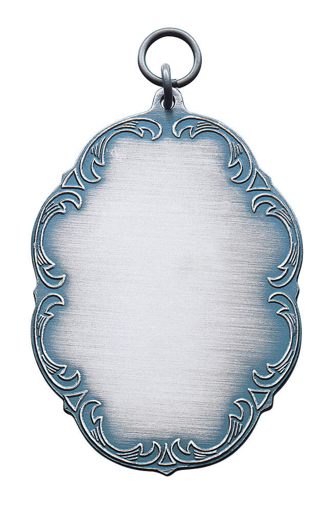 Orden mit Öse und Ring, ovales Schild mit filigraner Verzierung Ovaler Orden mit Öse und Ring zum Anhängen an eine Kette, mit filigran verziertem Rand und glatter Gravurfläche in der Mitte
