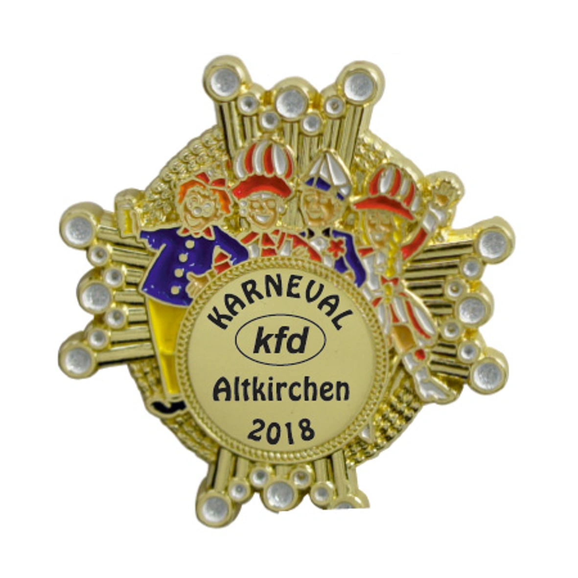 Karnevalspin Krone mit bunten Karnevalsfiguren – Vorderansicht Goldfarbener Karnevalspin in Vorderansicht mit Kronenmotiv, vier bunten Karnevalsfiguren und hellen runden Zierelementen. Das runde Mittelfeld trägt die schwarze Aufschrift „KARNEVAL kfd Altkirchen 2018“., Karnevalsorden, Metallorden, Goldfarben, Strassst