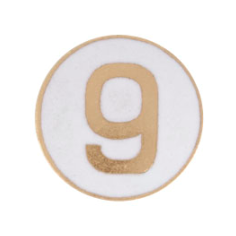 Auflage/Abzeichen Kegeln mit goldfarbener 9 auf weißem, rundem Hintergrund Runde Auflage oder Abzeichen „Kegeln“ mit goldfarbener Zahl 9 auf weißem Hintergrund, als Motiv für den Kegelsport und „Alle Neune“.