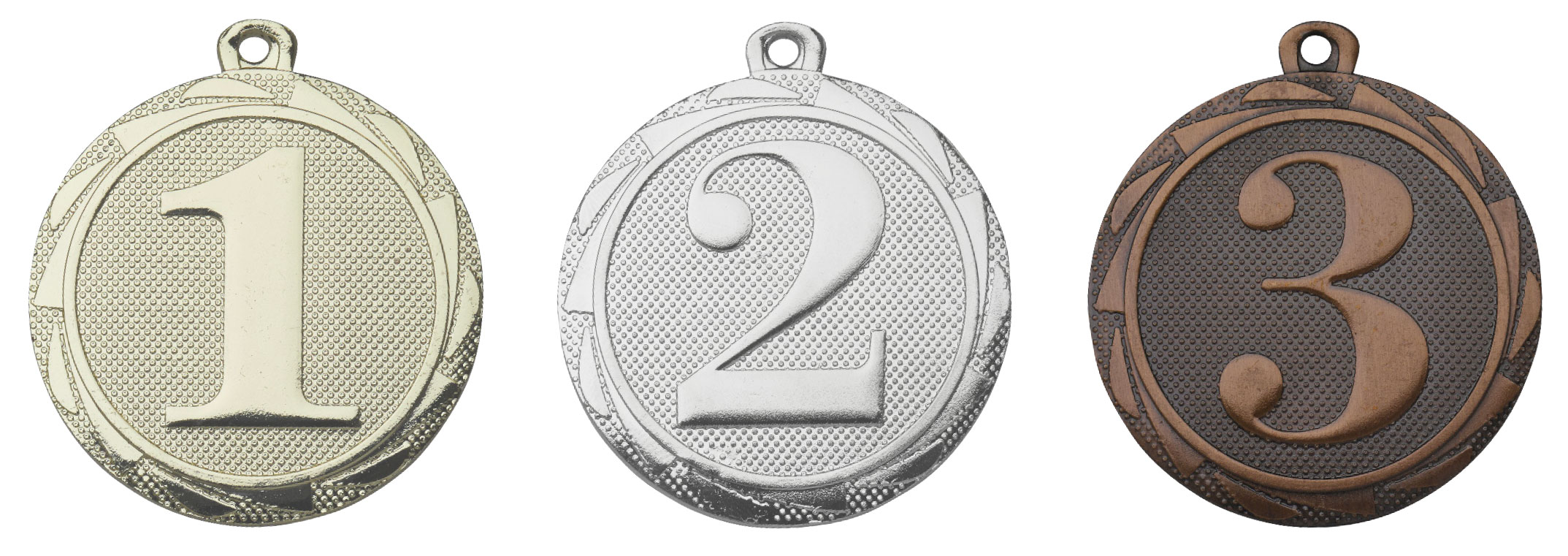 Medaille „Platzierungen“ mit Kranz Gold, Silber und Bronze Drei runde Medaillen „Platzierungen“ mit Aufhängung und Kranzrand in Gold, Silber und Bronze, mit den großen Zahlen 1, 2 und 3 auf strukturierter Vorderseite.