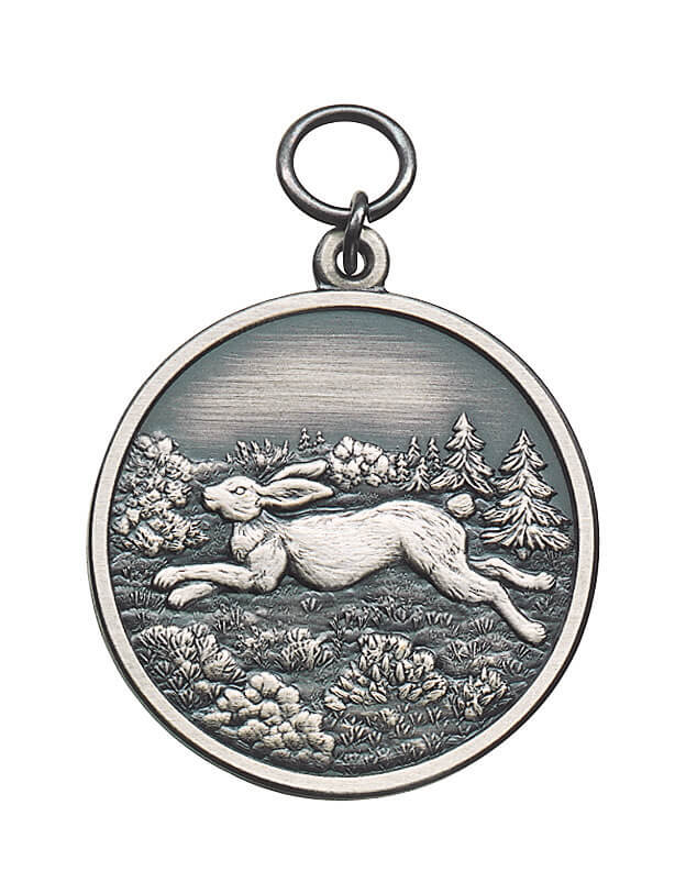 Medaille versilbert mit Öse und Ring, Hasenmotiv Runde versilberte Medaille mit Öse und Ring, geprägt mit einem springenden Hasen in einer Landschaft mit Bäumen und Pflanzen