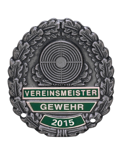 Vereinsmeisterabzeichen versilbert mit Sicherheitsnadel, Zielscheibe, Eichenlaub und Aufschrift Gewehr 2015 Versilbertes Vereinsmeisterabzeichen in ovaler Form mit Eichenlaubkranz, Zielscheibe und grünen Schriftfeldern mit den Aufschriften Vereinsmeister, Gewehr und 2015; unten mit zwei Lochbohrungen für eine Spange.