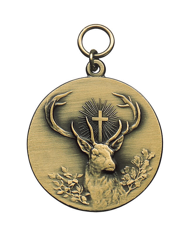 Medaille Hubertushirsch vergoldet mit Kreuz und Eichenlaub Vergoldete runde Medaille mit Hubertushirsch, Kreuz im Strahlenkranz und Eichenlaub, mit Öse und Ring zur Befestigung