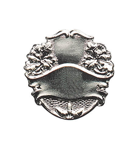 Abzeichen mit Eichenlaub und Freifläche für Gravur, vergoldet Abzeichen vergoldet mit Eichenlaub-Ornament und zwei glatten Freiflächen für individuelle Gravur, in schildförmiger Gestaltung mit Sicherheitsnadel auf der Rückseite