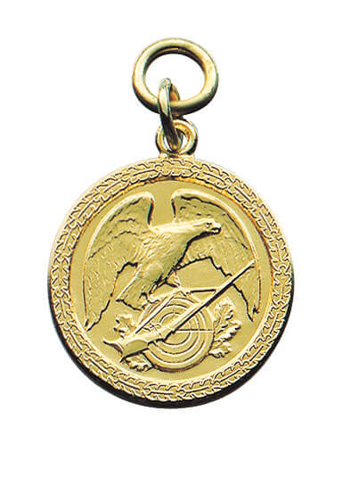 Anhänger vergoldet mit Öse und Ring, Schützenadler auf rundem Medaillon Runder vergoldeter Anhänger mit Öse und Ring, mit Schützenadler, Zielscheibe und Eichenlaub sowie dekorativer Randverzierung
