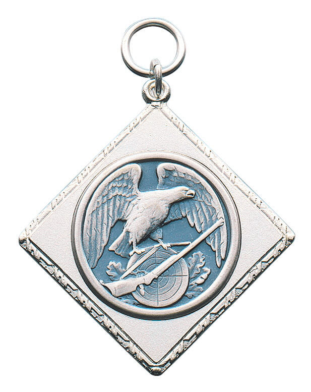 Anhänger mit Auflage 23306 in Altsilber mit Adler-Motiv Eckiger Anhänger mit Auflage 23306 in Altsilber, als Raute gestaltet, mit Öse und Ring. In der runden Auflage ist ein Adler über Gewehr und Zielscheibe dargestellt.