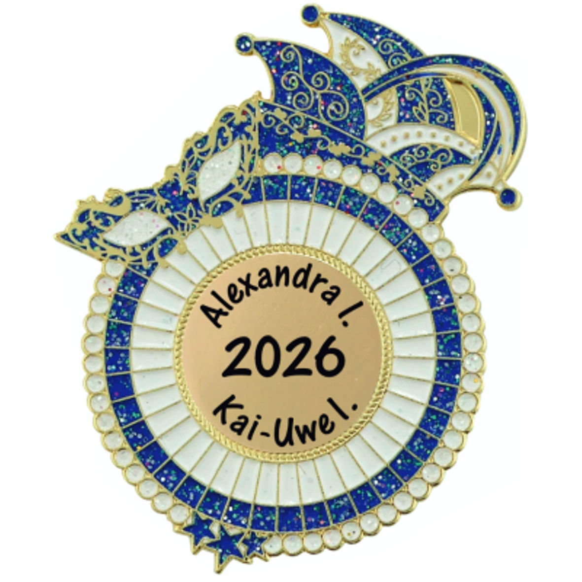 Karnevalspin Narrenkappe mit Rundrahmen in Blau-Weiß – Vorderansicht Blau-weißer Karnevalspin mit Narrenkappe, rundem Rahmen, goldfarbenen Ornamenten, Maskenmotiv und kleinen Sternen. Im zentralen goldfarbenen Druckfeld steht „Alexandra I.“, „2026“ und „Kai-Uwe I.“., Karnevalsorden, Narrenkappe, blau-gold, Emaille-Verzieru