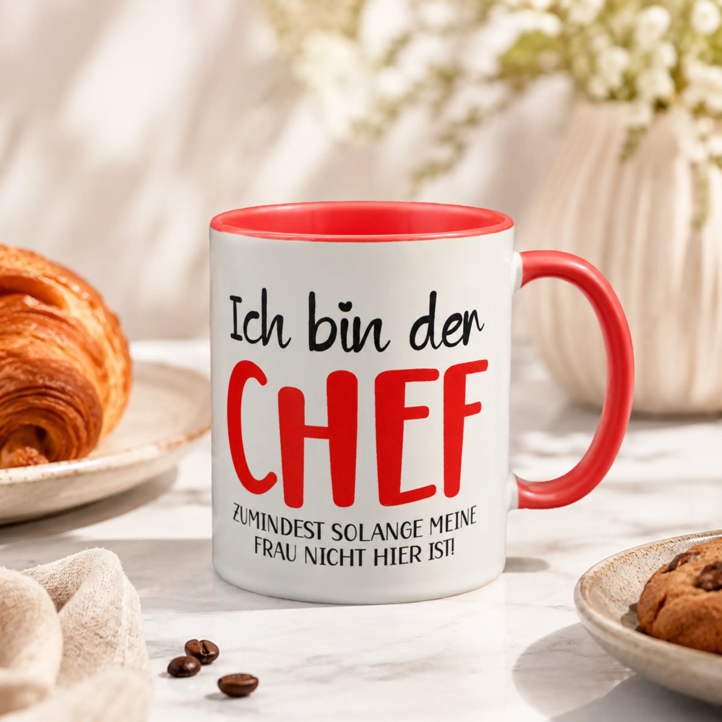 Weiße TwoTone-Tasse mit roter Innenseite und rotem Henkel, bedruckt mit dem Spruch Ich bin der Chef, zumindest solange meine Frau nicht hier ist.