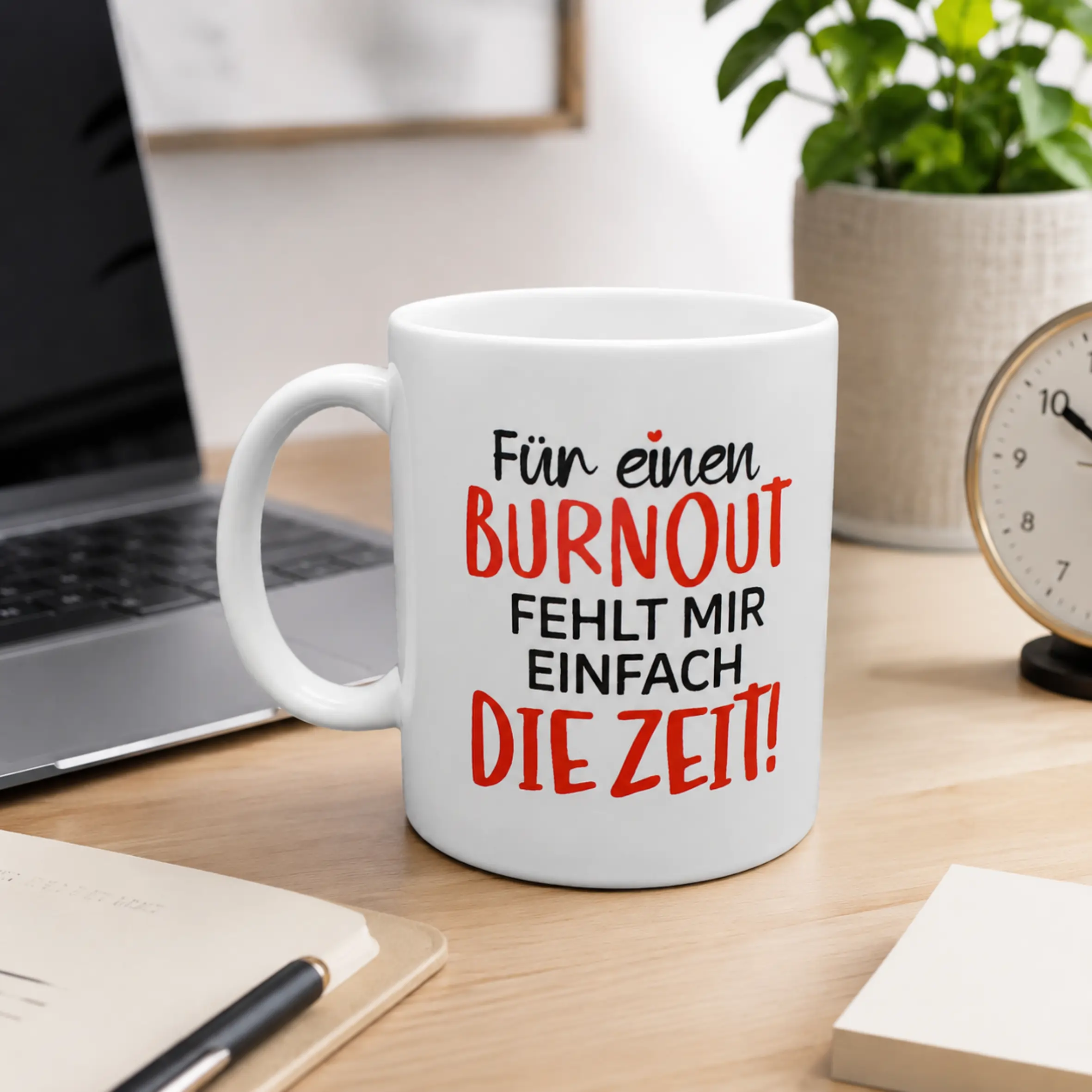 Tasse Keine Zeit für Burnout mit Spruch in Schwarz und Rot Weiße Tasse Keine Zeit für Burnout mit dem Aufdruck „Für einen Burnout fehlt mir einfach die Zeit!“ in schwarzer und roter Schrift, auf einem Schreibtisch platziert.