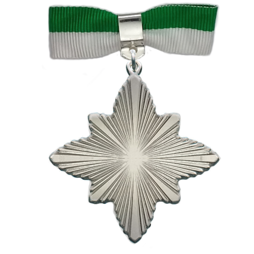 Orden ohne Auflage, versilbert, mit grün-weißer Stoffschleife Versilberter Orden ohne Auflage in sternförmiger Form mit strahlenförmiger Oberfläche, Öse und Ring sowie grün-weißer Stoffschleife mit Sicherheitsnadel und Gravur Jahr