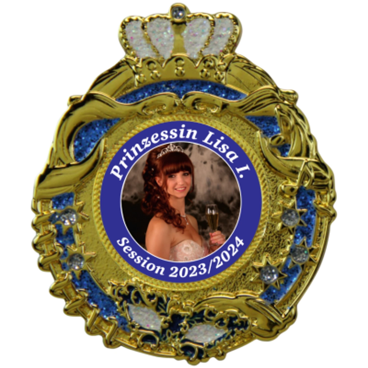 Goldfarbener Karnevalspin mit großer Krone, geschwungenem Ornamentrahmen und blau-weißen Akzenten. Das runde Mittelfeld zeigt ein Porträt einer Frau mit Diadem und die Aufschrift „Prinzessin Lisa I.“ sowie „Session 2023/2024“., Karnevalsorden, Prinzessinn