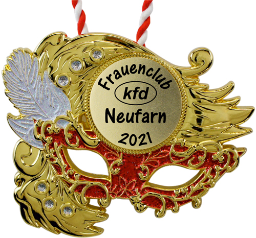 Goldfarbener Karnevalsorden mit rot glitzernder Maske, weiß glitzernder Feder und rot-weißer Kordel. Das runde Feld trägt die Aufschrift „Frauenclub kfd Neufarn 2021“., Maskenmaske, goldene Maske, Kristalle, Feder, 2021 Medaille