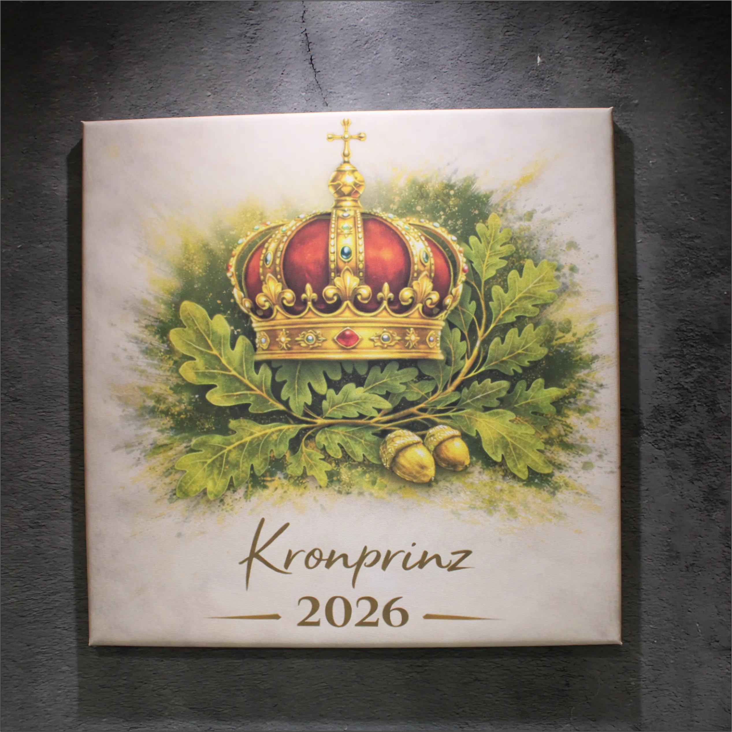 Leinwand Kronprinz personalisierbar mit Krone, Eichenlaub und Jahreszahl Personalisierbare Kronprinz Leinwand mit Darstellung einer rot-goldenen Krone auf grünem Eichenlaub mit Eicheln sowie dem Schriftzug „Kronprinz“ und der Jahreszahl 2026.