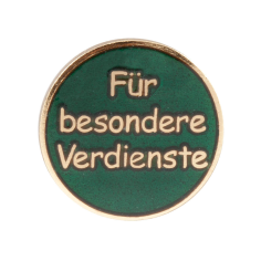 Abzeichen vergoldet ohne Befestigung, runde Auflage mit grünem Feld und Schriftzug „Für besondere Verdienste“ Runde vergoldete Auflage ohne Befestigung mit grünem Hintergrund und dem Schriftzug „Für besondere Verdienste“ in goldfarbener Umrandung.