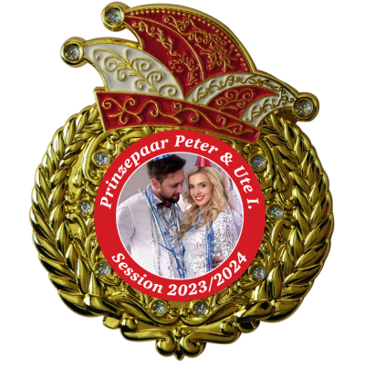 Karnevalspin in Vorderansicht mit rot-weißer Narrenkappe, goldfarbenem Zierkranz und funkelnden Zierelementen. Das runde Mittelfeld zeigt ein Paarfoto mit der weißen Aufschrift „Prinzenpaar Peter & Ute I.“ und „Session 2023/2024“ auf rotem Rand., Karneval