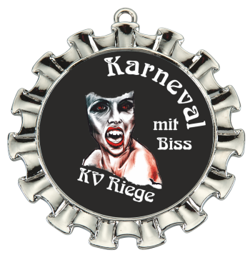 Medaille mit feinen Rüschen und Karneval-Emblem Medaille mit feinen Rüschen aus Metall, rund mit silberfarbener Rüschen-Verzierung und schwarzem Emblem in der Mitte. Das Emblem zeigt ein Vampir-Motiv mit den Schriftzügen „Karneval mit Biss“ und „KV Riege“.