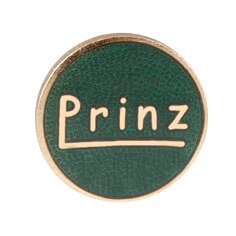 Abzeichen vergoldet ohne Befestigung, rund mit Schriftzug „Prinz“ auf grünem Hintergrund Rundes vergoldetes Abzeichen ohne Befestigung mit goldfarbenem Rand und Schriftzug „Prinz“ auf grünem Hintergrund, Hofstaatsabzeichen Prinz als Auflage.