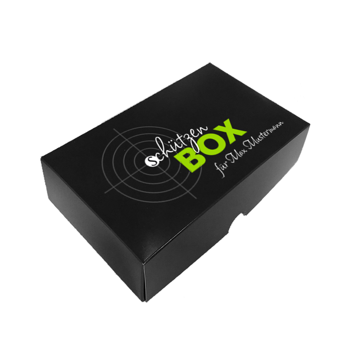 Schützenbox B schwarze Geschenkbox mit Schützenmotiv und persönlichem Schriftzug Schützenbox B als schwarze rechteckige Geschenkbox mit glatter Oberfläche, Schützenmotiv mit Zielscheibe auf dem Deckel und personalisiertem Schriftzug „für Max Mustermann“.