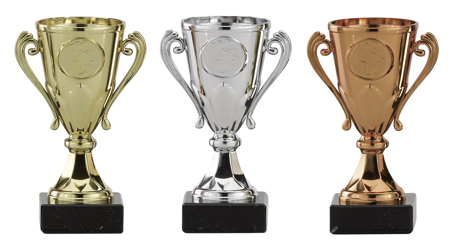 Ständer mit seitlichen Griffen in Gold, Silber und Bronze Drei Ständer mit seitlichen Griffen auf schwarzem Sockel, jeweils in Gold, Silber und Bronze, mit runder Emblemfläche an der Vorderseite für Gravur und Auszeichnung.