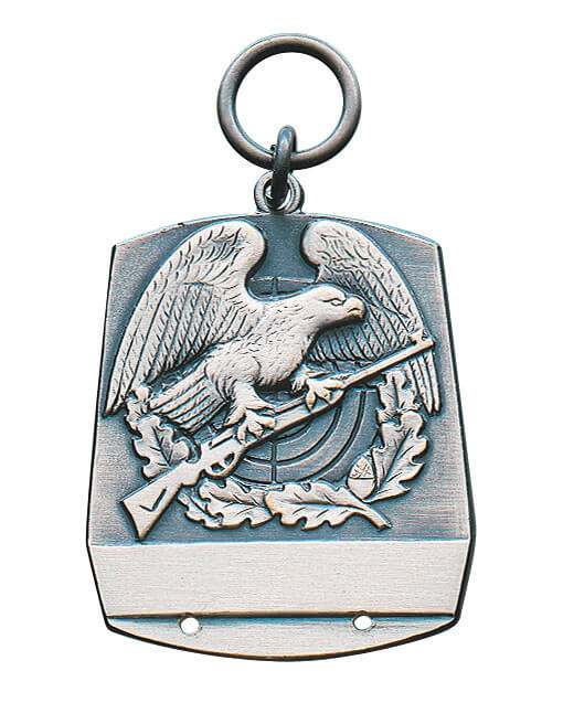Anhänger mit Schützenadler, Öse und Ring, mit Löchern für Jahresspange Anhänger für Schützen in vergoldeter Ausführung mit Öse und Ring, Schützenadler vor Zielscheibe, Gewehr und Eichenlaub sowie glattem Gravurfeld unten und zwei vorgebohrten Löchern für eine Jahresspange